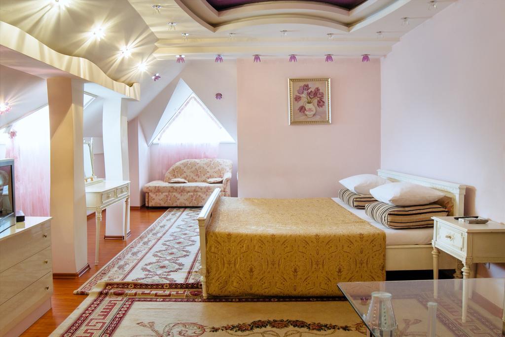 Hotel Ezio Codru Екстер'єр фото