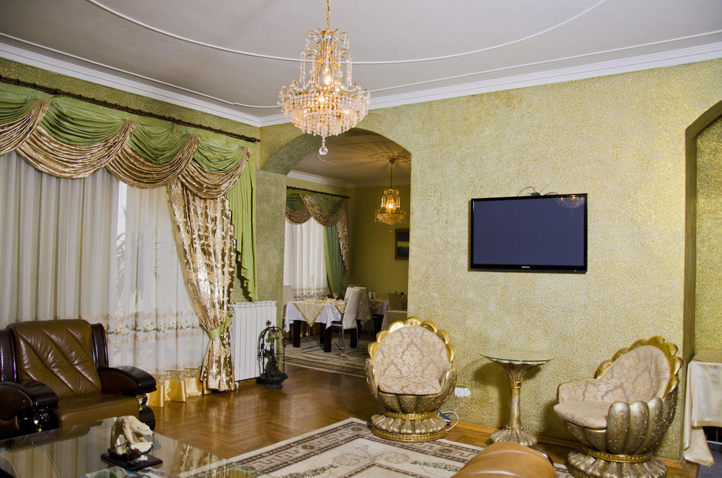 Hotel Ezio Codru Екстер'єр фото