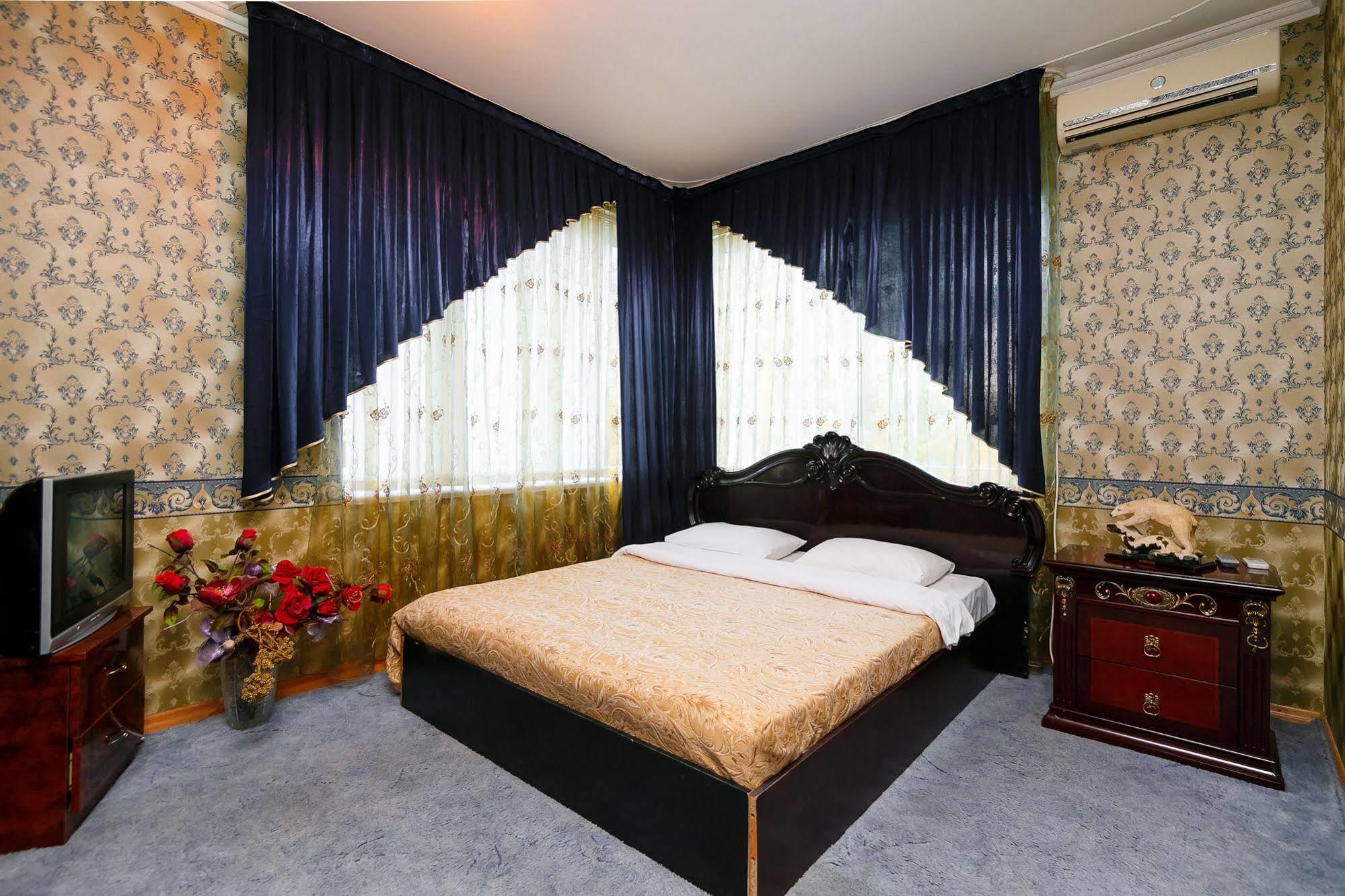 Hotel Ezio Codru Екстер'єр фото